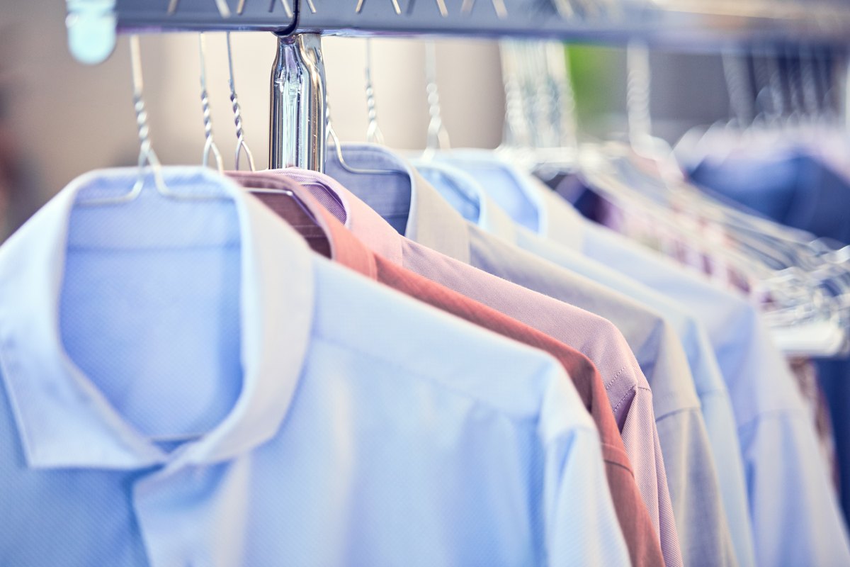 Camicie stirate e appese su stampelle pronte per il ritiro